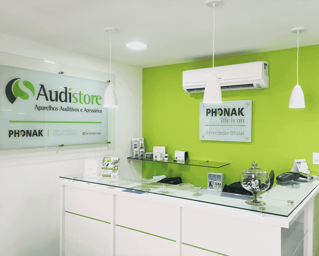 Recepção da Audistore com painel Phonak