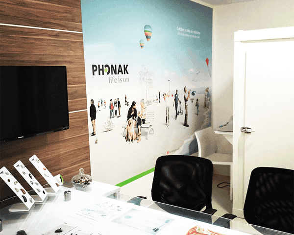 Sala de atendimento da Audistore com painel Phonak