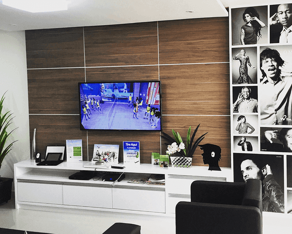 Ambiente da Audistore com TV e poltronas