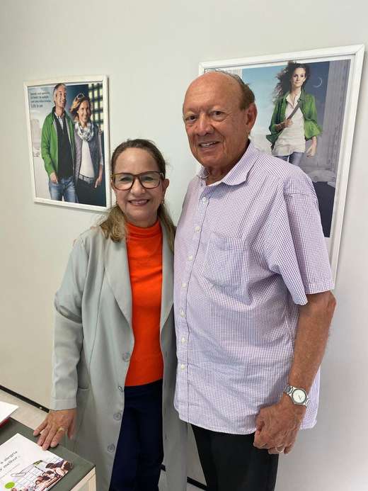 Cliente da Audistore com a fonoaudióloga