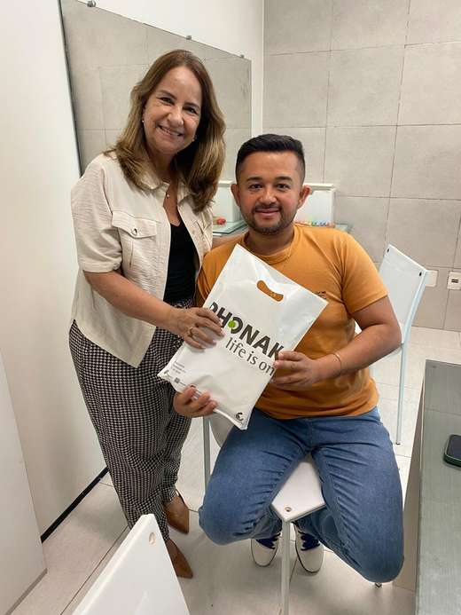 Cliente da Audistore com a fonoaudióloga