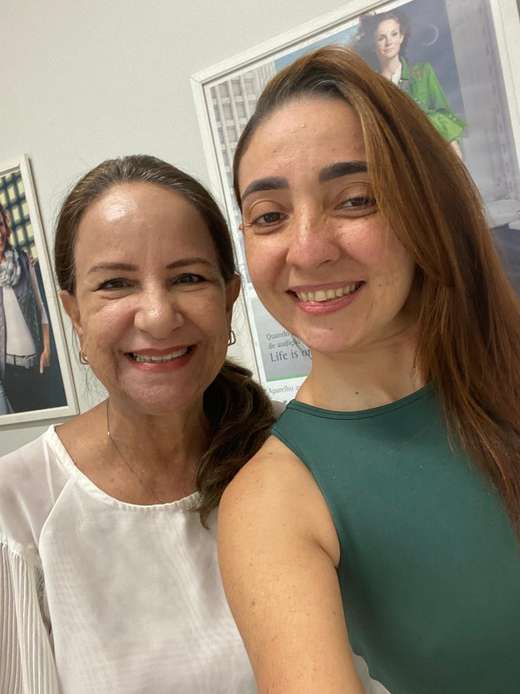 Cliente da Audistore com a fonoaudióloga