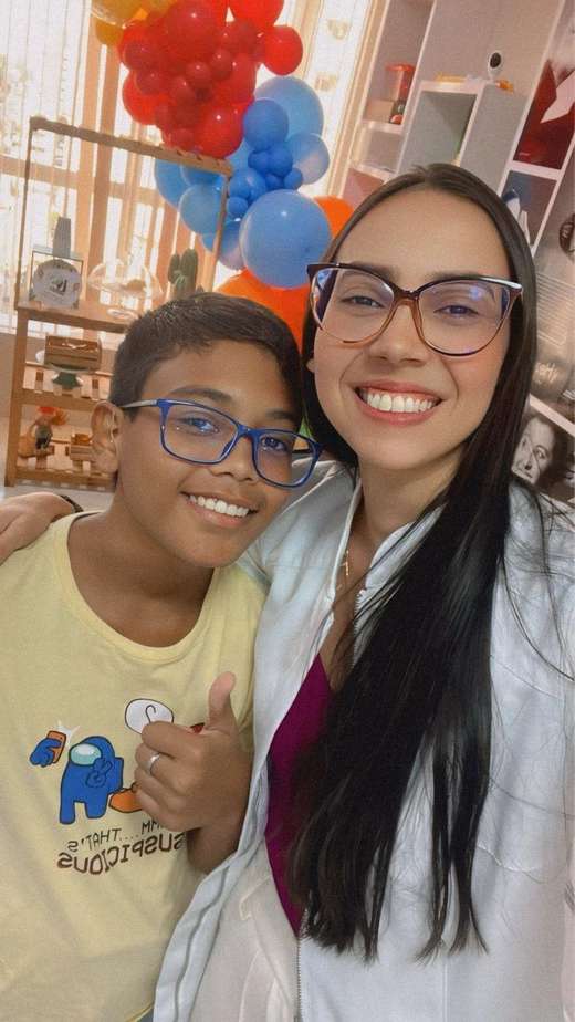 Cliente da Audistore com a fonoaudióloga