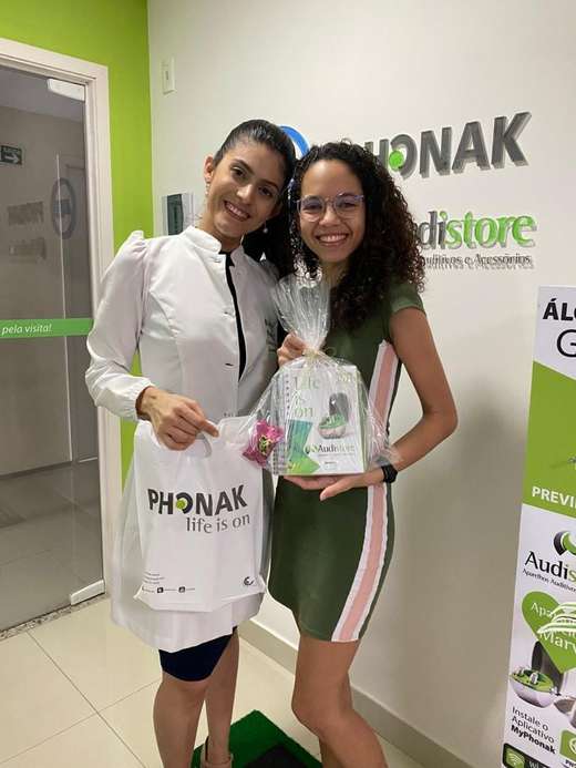 Cliente da Audistore com a fonoaudióloga