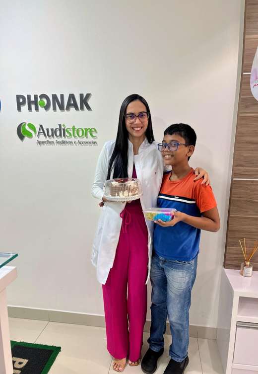 Cliente da Audistore com a fonoaudióloga