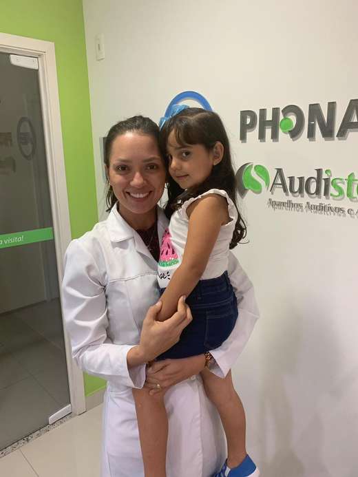 Cliente da Audistore com a fonoaudióloga