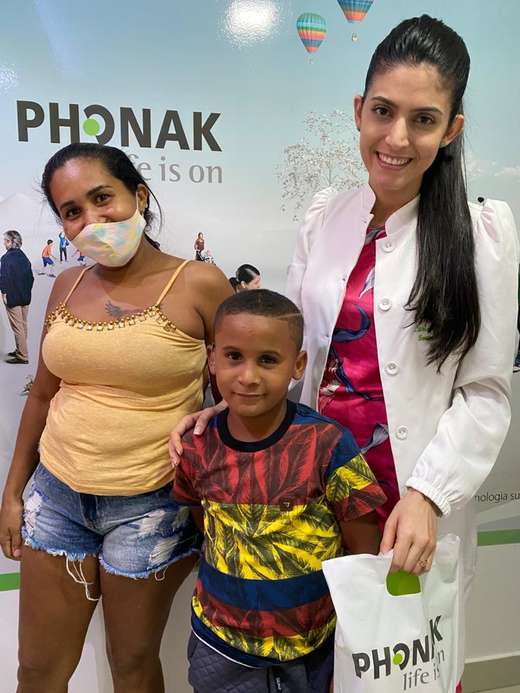 Cliente da Audistore com a fonoaudióloga