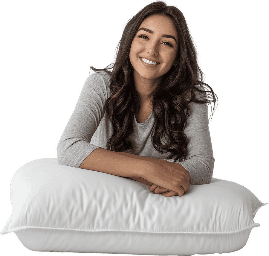 Mulher sorrindo abraçada a um travesseiro, descansada após uma boa noite de sono