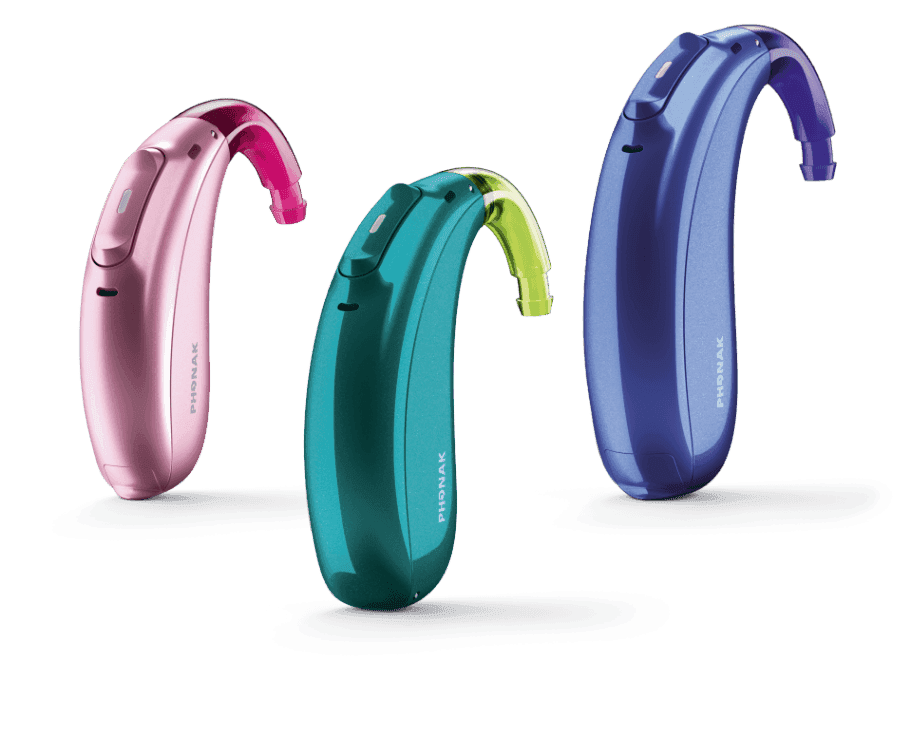 Três aparelhos auditivos infantis Phonak Sky nas cores rosa, verde-azulado e azul