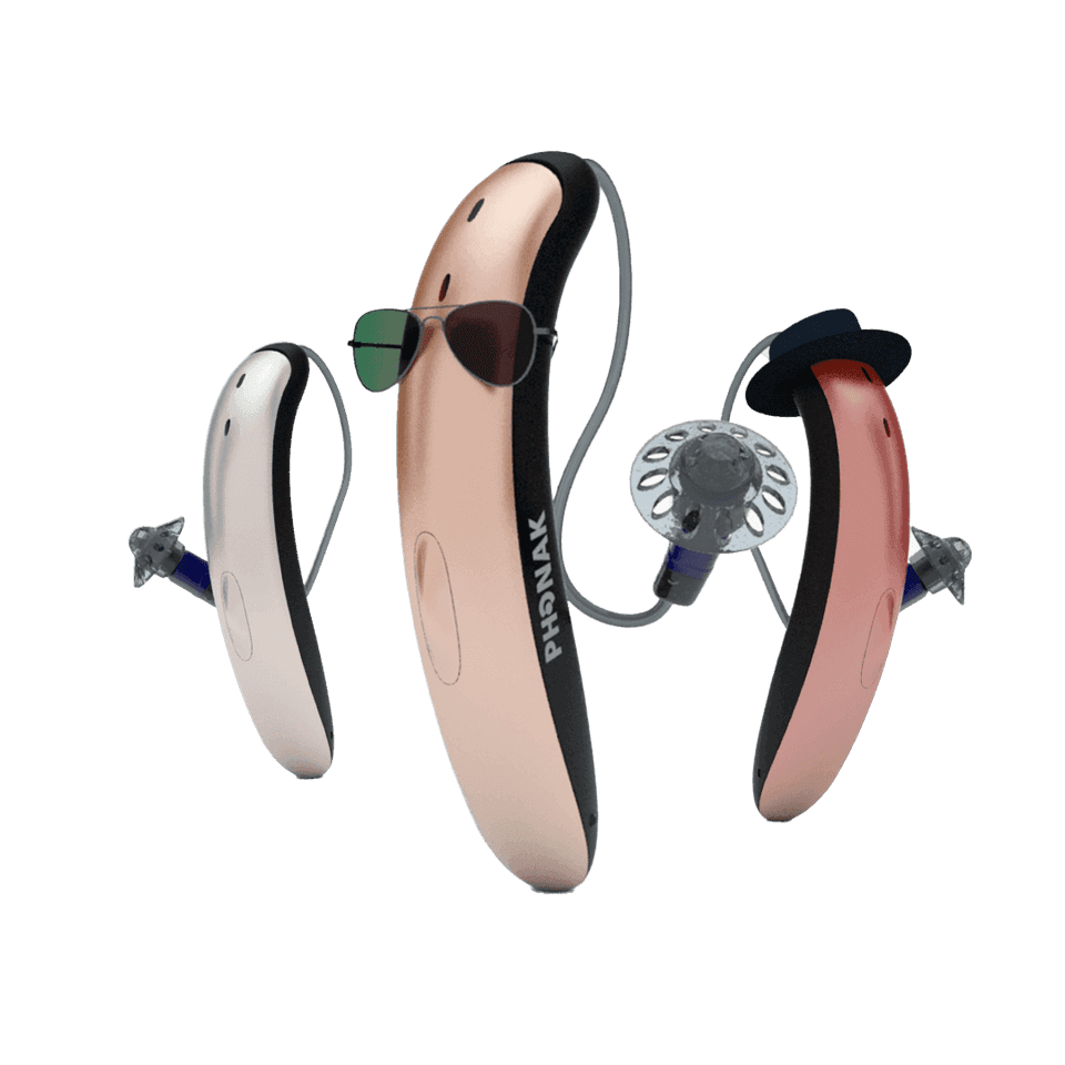 Três aparelhos Phonak Slim em cores diferentes, com óculos e chapéu ilustrando estilos variados