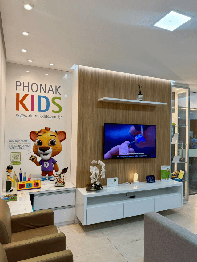 Espaço de espera com TV e cantinho Phonak Kids na loja de Teresina