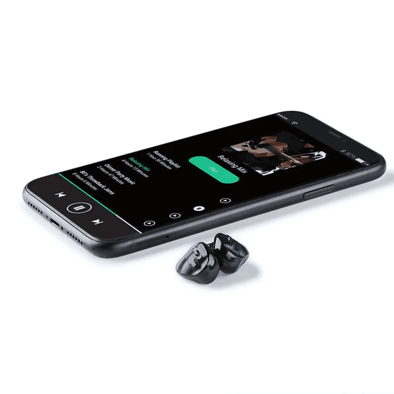Phonak Virto ao lado de um celular com aplicativo de música aberto